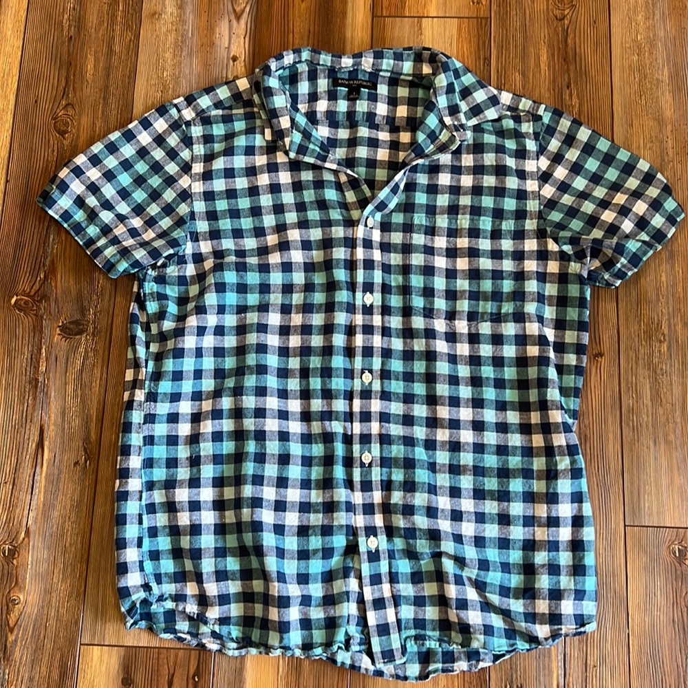 Banana Republic short sleeve button up with front left pocket. LG.